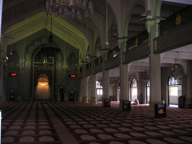 お祈りの時間には、ここはお祈りする方々で一杯になるのでしょう。<br />