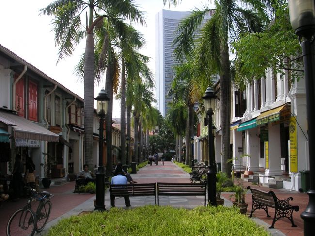 モスク前です。<br />お土産やさんなんかがあります。