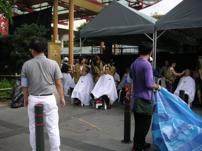 続いて訪れた『チャイナタウン・コンプレックス』前です。<br />この日は土曜日だったのですが、<br />「ボランティアの方々が時々休日に、このようにお年寄りの方々の髪を無料で切ったり」ということがあるそうです。<br />