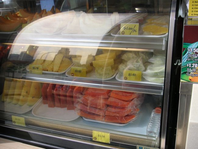 こちらもチャイナタウン・コンプレックス近く。<br />果物おいしそ〜！