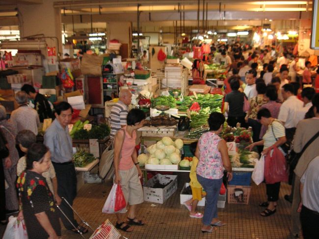 『チャイナタウン・コンプレックス』の市場です。<br />地元の人でごった返しています。<br />こういう地元の人が集まるところって、楽しいですよね。
