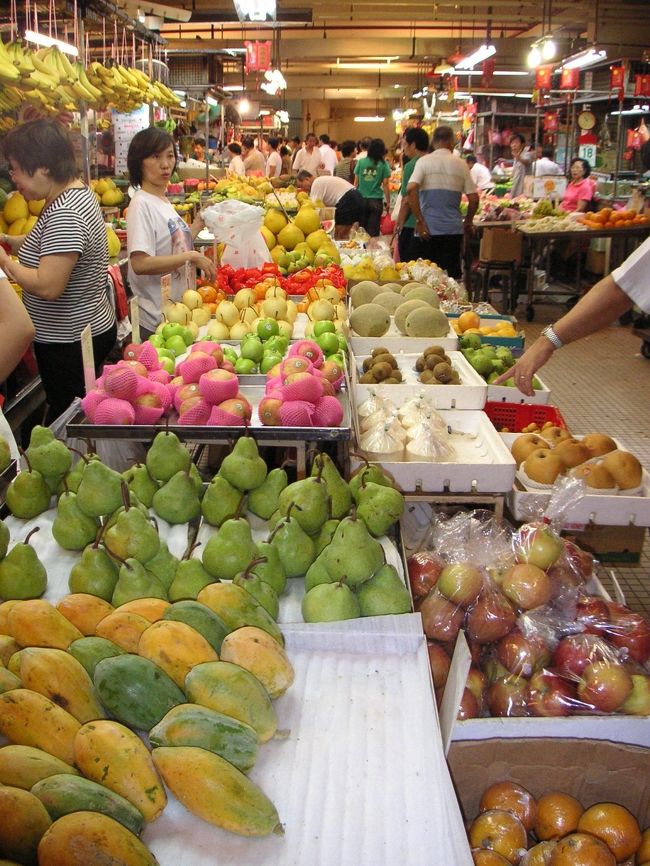 市場に売られるカラフルなフルーツたち。<br />どうしても自然の色には見えないんだけど<br />自然の色なんでしょうね・・・