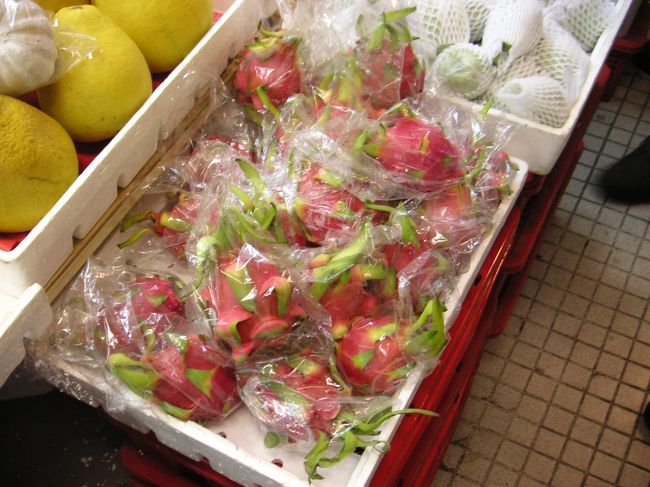 ドラゴンフルーツというそうです。<br />切ったら切り口が星型になっててかわいいんです(*\'ー\'*)