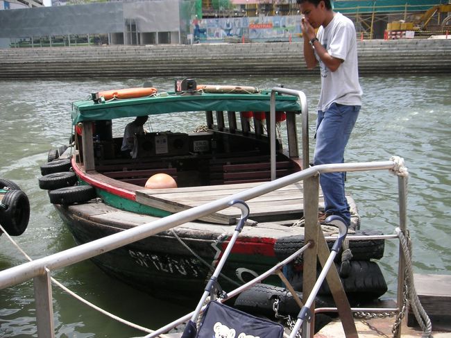 続いてリバークルーズへ。<br />こんな船に乗ります。<br />屋形船か！？と思いましたが、<br />これでクルージングです。