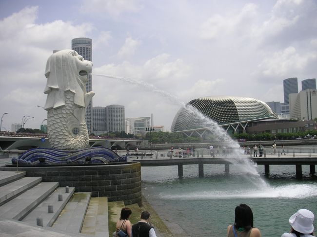 船の到着地点は『マーライオンパーク』。<br />初めて、マーライオンとご対面です。<br />マーライオンってシンガポールに３体いるんだそう。<br />この子は真ん中のサイズの子です。<br />この子で真ん中ってことは長男は・・・？<br />