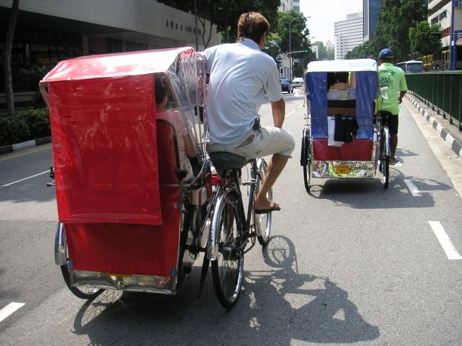 お昼過ぎ、シンガポール名物『輪タク』に乗ってみました。<br />日本じゃなかなか人力車とかも乗りづらいけど、旅先ではできちゃうんですよね。<br />