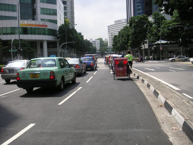 普通に道路を何台も連なって、こんな風に走るんです。<br />よく事故らないなぁ。<br />