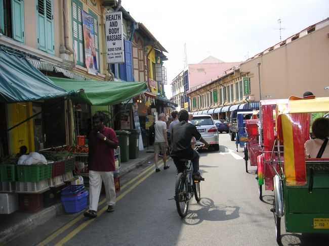 インド人街を通ります。<br />それにしてもこの「輪タク」、それぞれの車輌が好きな音楽をガンガン鳴らしながら走ります。<br />ちょと暴走族風！？<br />相当うるさいと思いますが、いいんだろうか？