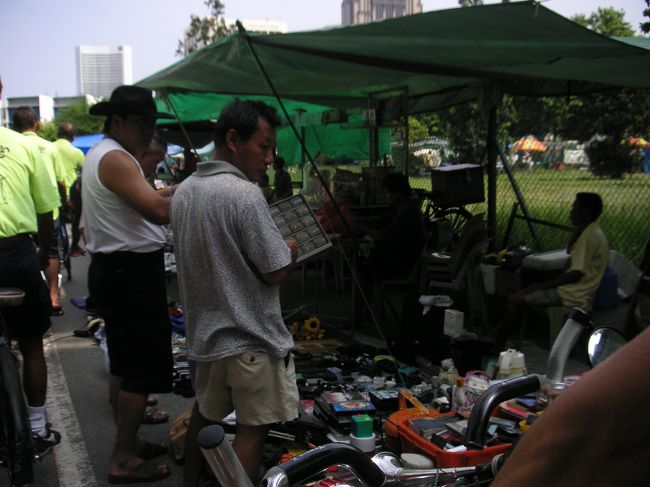 そして、『泥棒市場』という、なんともよろしくない名前の市場を通りかかります。<br />ここは両サイドにテントが並ぶ、フリマみたいな状態の中を、輪タクが連なって「ブーブー」音を鳴らしながら通り抜ける。<br />ちょっと怖かったです。けど、地元の人たちには普通の光景なのか、結構素直に通してくれていました。<br />