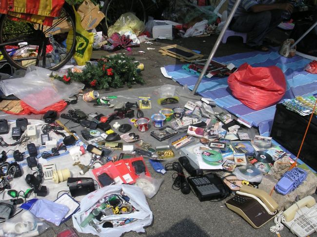 『泥棒市場』何を売っているかと思えば、ガラクタ市場。<br />携帯の充電器なんか売ってたけど、どうやって使うんだろう？<br />しかも買う人いんの？