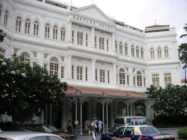 輪タクの終着点は有名な『ラッフルズホテル』です。<br />ここでアフタヌーンティーをするのです=*＾-＾*=
