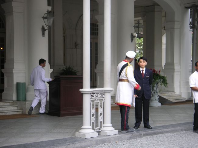 ラッフルズホテルのボーイさん。<br />雰囲気でてます。