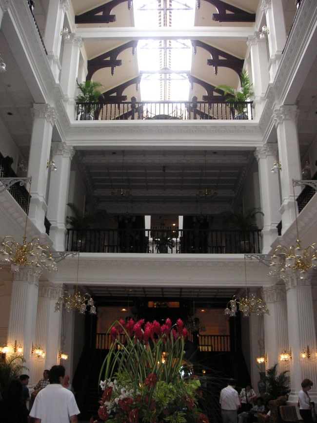 ラッフルズホテル内部。<br />残念ながら宿泊者でないので、入れるのはここまで。<br />お店とかレストランの方は入れますが。