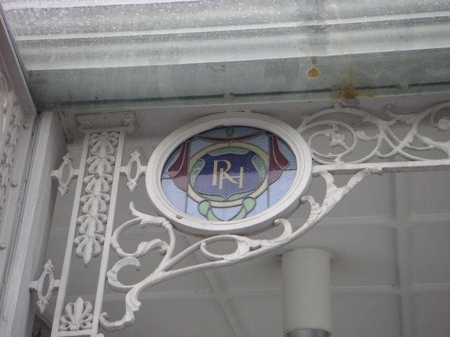 ホテルのマークのステンドグラス。<br />素敵。