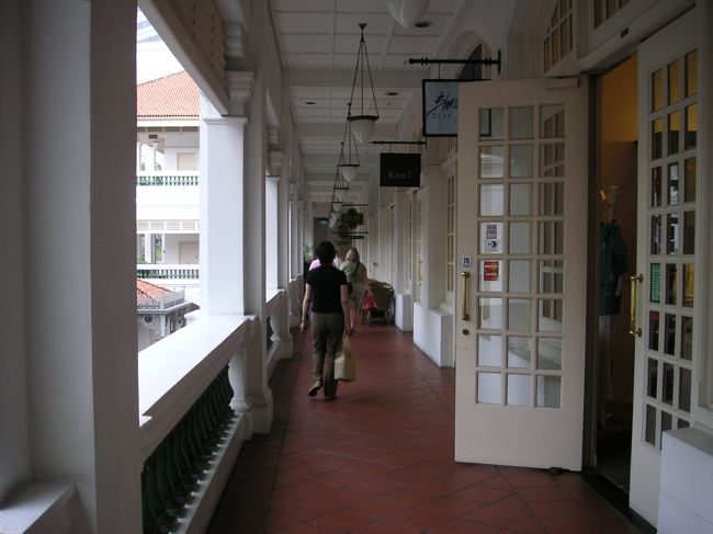 ラッフルズホテルのアーケードです。<br />たくさんのお店が並んでいます。