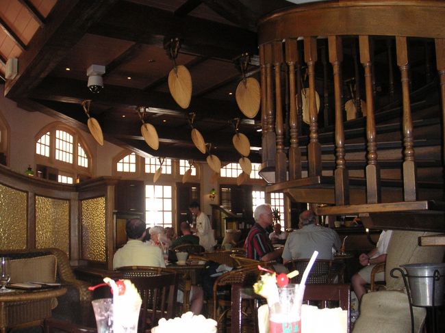 次の日のフリータイムに、またまたラッフルズホテルに戻り、『ロングバー』というところにやってきました。<br />ここは、カクテル「シンガポールスリング」発祥の地ということで、当然シンガポールスリングを飲んでみました。<br />