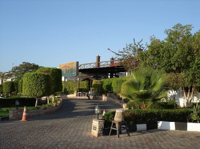 チボリトロピカーナの玄関。繁華街から少し離れている性か、静かなところにあります。