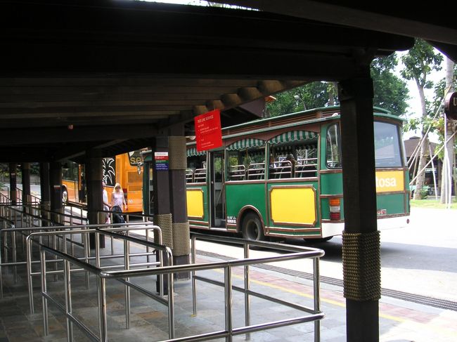 まずはバスで『アンダーウォーターワールド』へ。