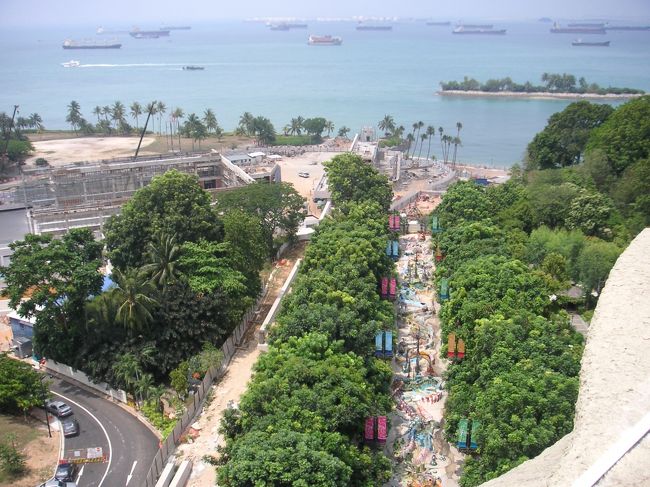 マーライオンからの眺め。<br />う〜ん、イマイチ。<br />でもマーライオンに入るときに、一枚コインをもらえて、それを上まで持っていくと、いいものがもらえます。