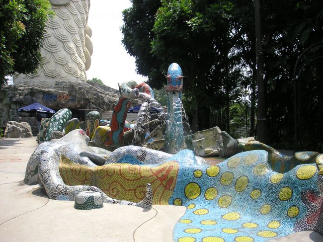 マーライオンを出てまっすぐ行くと、『ファウンテン・ガーデンズ』というところに出ました。<br />なんかガウディを意識してるの？というような公園になっています。