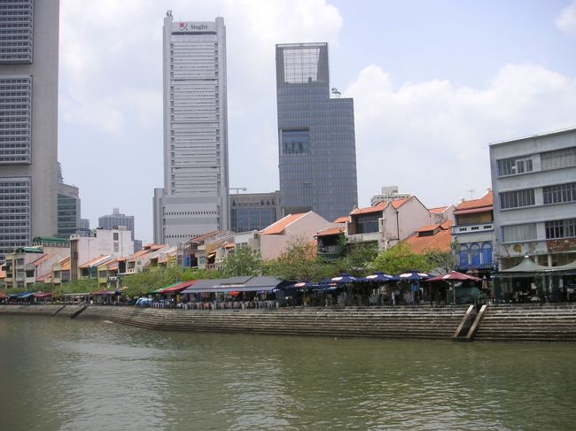 後ろの高層ビルと手前のカラフルな低層の建物との対比がおもしろい。