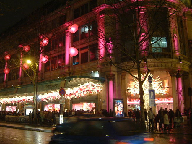 プランタンの前もすごい人。<br />みんなクリスマスプレゼントでも買いに来てるのかな？