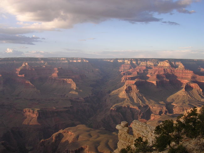 崖っぷちに遊歩道があり、歩きながら景色を眺めました。
