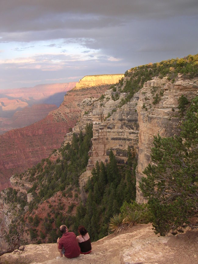 崖とカップル。