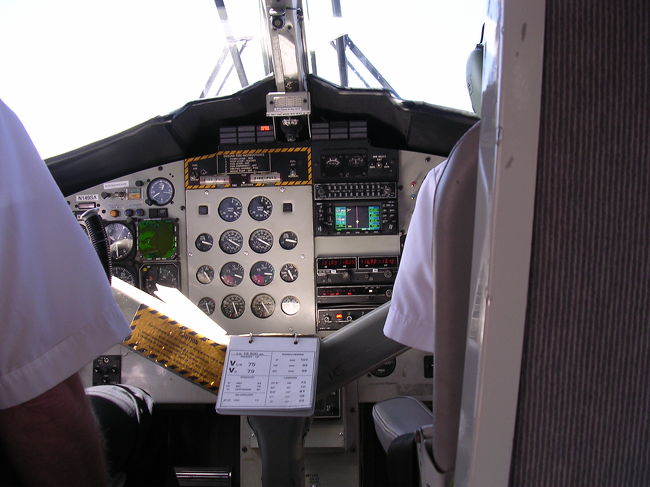 グランドキャニオンのロッジに泊まって、<br />翌日、飛行機に乗ってラスベガスに戻りました。<br />DHC-6-300のコックピットはこんな感じでした。