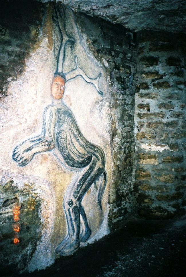 ふと、カンテラを配った係員が消えた方向は出口にいたる近道かもしれないと気が付きました。そのとおりにたどって歩くと、かすかに聞えていた音楽がだんだんはっきり聞えてきました。出口が近いのかもしれません。音楽に励まされて、とにかく進みました。それでも道が狭くなるたびに、間違った道を歩いているのかもかもしれない、と不安でたまりませんでした。足元ではピチャと水音がしていますが、どのくらいの水たまりに足を突っ込んだのか、暗くてわかりません。いや、すでに、靴やズボンの裾が汚れるのを気にしていられませんでした。<br /><br />なんとか出口にたどり着いた時には、本当にホッとしました。地下は涼しかったのに、あせりと緊張で、すっかりイヤな汗をかいてしまいました。<br /><br />身も心もくたくたなったので、外に出る前に、チケット売り場の外のテーブルとイスがいくつも並ぶカフェみたいなところで、いったん一休みしようと思いました。ところが、その手前に2段ほど段差があったのに気付かず、足を踏み外してしまいた。あっ、と思ったら、床にベタッ、見事にすっころんでいました。痛くて、しばらく起き上がれませんでした。<br /><br />幸い、腕をすりむいたのと、右足を少しひねったくらいで、軽傷ですみました。少し休んだら痛みもだいぶおさまりました。全く痛まないわけではなかったのですが、ひょこひょこと少し足を引きずりながらも歩けるようになりました。<br /><br />迷宮に入ったことを後悔はしていませんが、やはり私の心境は「踏んだり蹴ったり！」───でした。<br /><br />（写真は、これも先史セクションにあったものです。人面獣……！？でしょうか。不気味……）