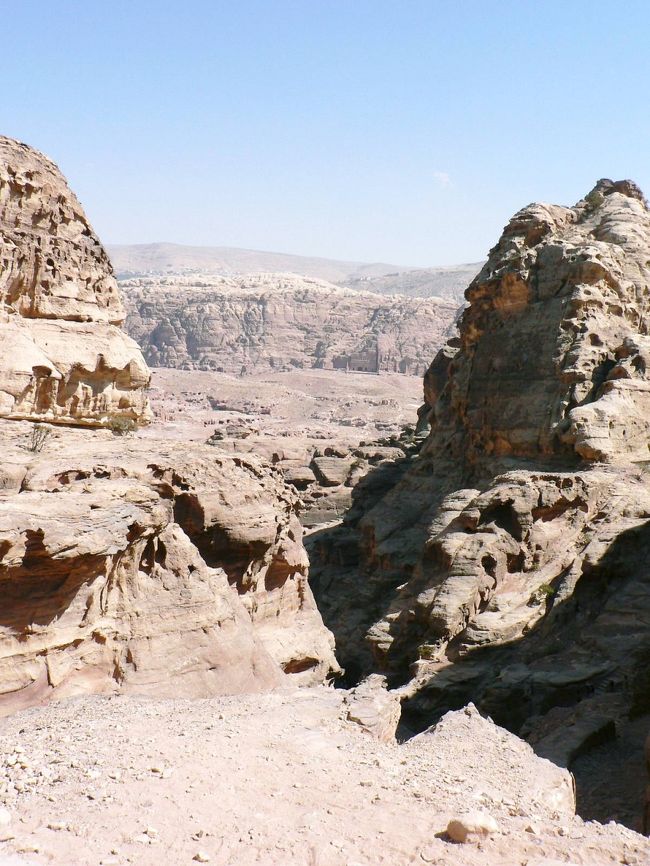 山道から見るペトラの光景。