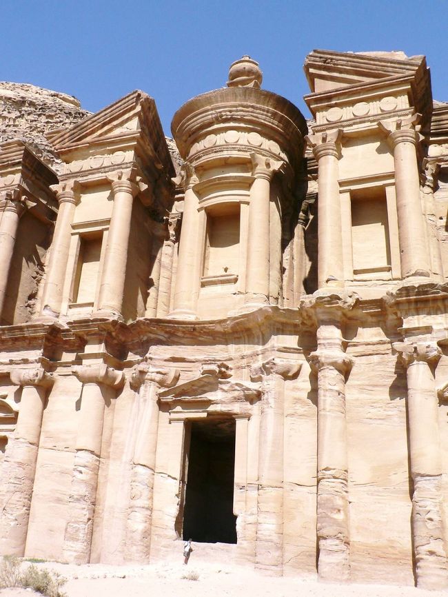 「エド・ディル（修道院）」。１世紀中頃に建てられたナバタイ人の神殿で高さ４５ｍ、幅５０ｍと「エル・ハズネ」より大きい。