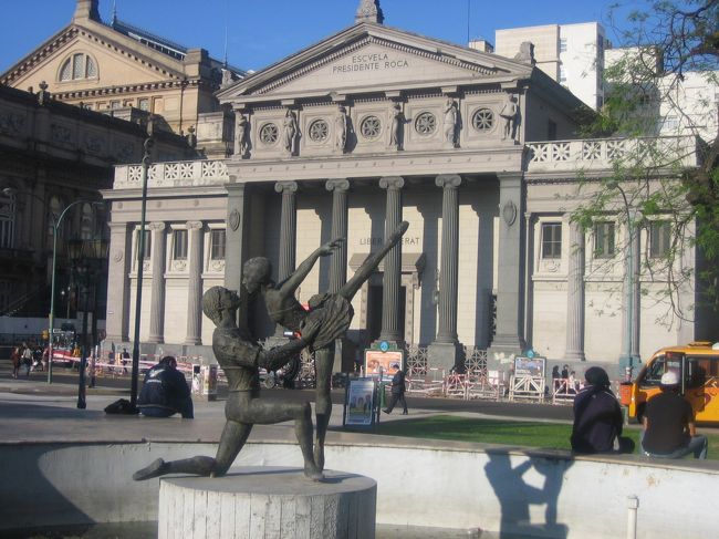 ヨーロッパの影響を受けているため、公共の建物はヨーロッパ調のものが多い。<br /><br />住宅となると、汚く貧しいで、貧富の差が激しい様だ。