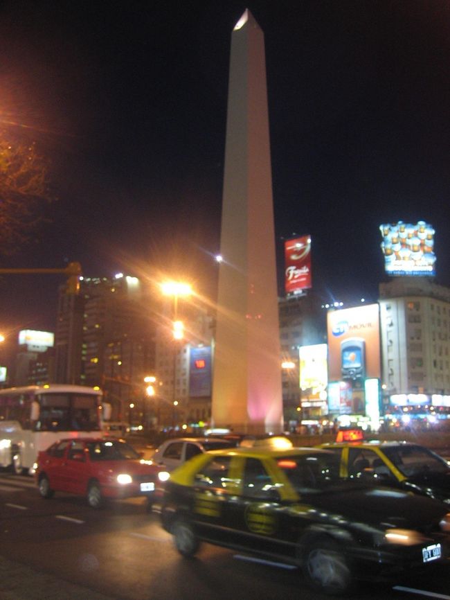 半端ではないタクシーの数に加え、大型バス、バイク、乗用車など、車の数がとにかく多く、運転は荒い<br />はクラクションを鳴らしまくるはで、騒々しい街。<br /><br />