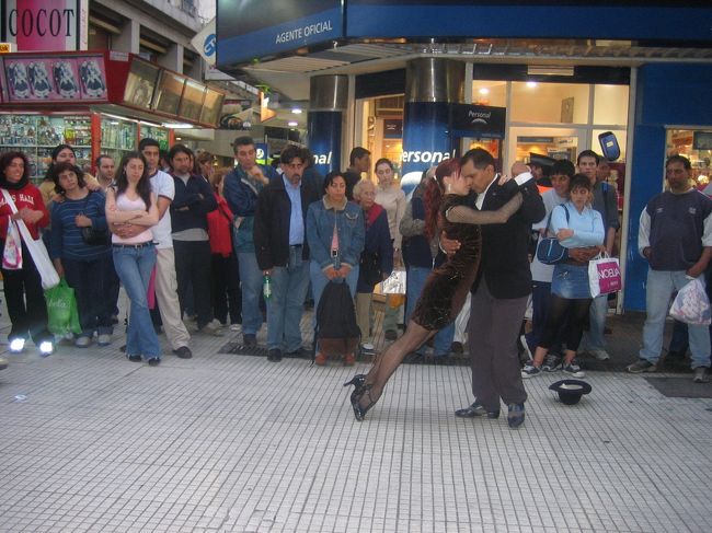 人だかりが出来る中、見事なパフォーマンス。