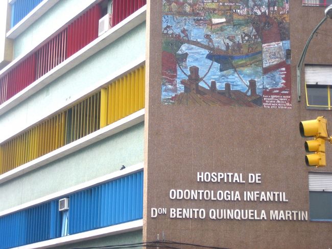 病院の外見もこんなにカラフル。