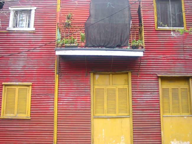 「どうしてこんなにカラフル？」<br /><br />貧しさの為に同色のペンキが買えず、船の色に使われた残りのペンキを用い、住まいのトタンに様々に色をつけたのが始まりといわれているそう。