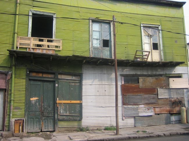 表の観光道路から少し奥に入り、裏の住宅地へ行くと貧しい様子がよくうかがえる。<br /><br />*危ない地域なので、気をつけることが必要。夜は足を踏み入れない方が無難。