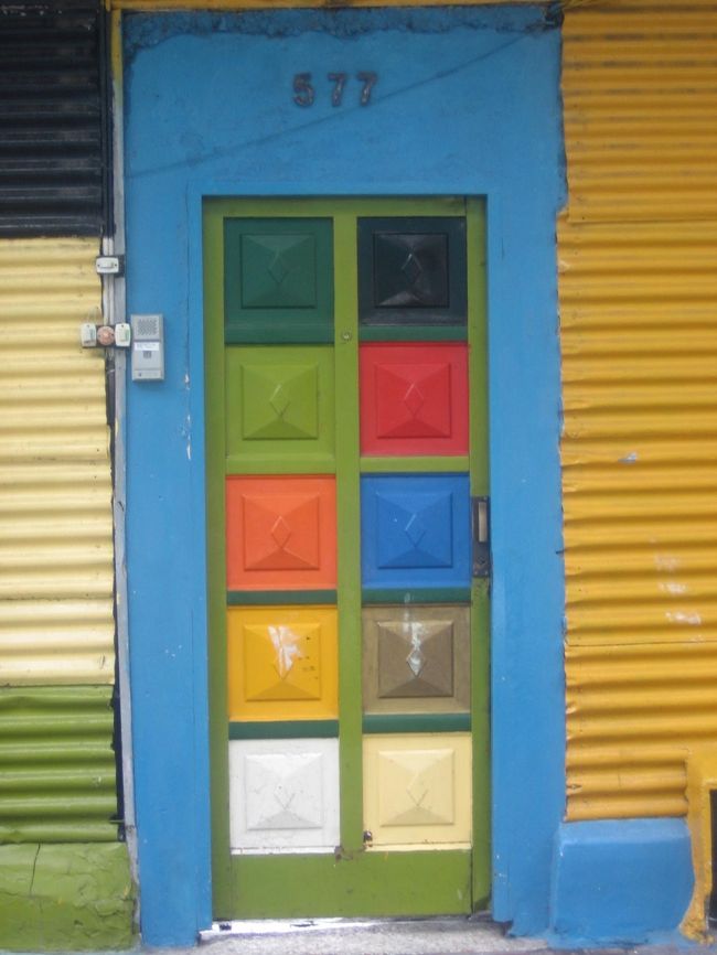 このドアも又、見事にカラフル。