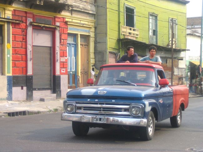 車もカラフル。<br />このようなピックアップトラックが多い。