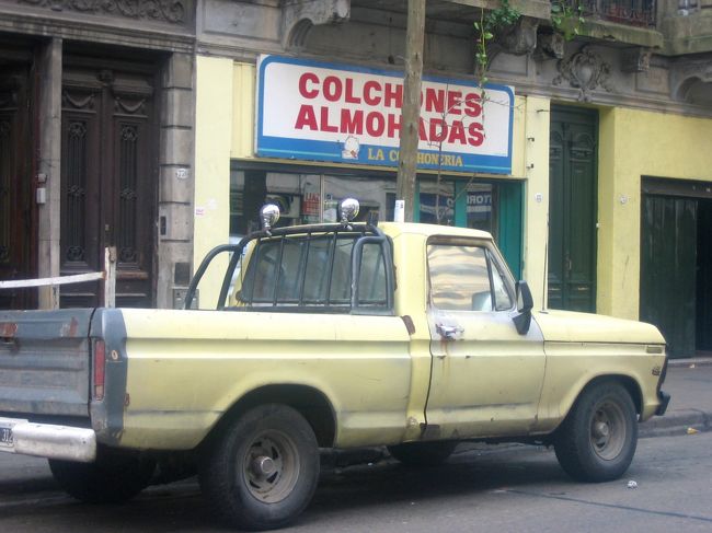 壁と、止めてある車の色が偶然にコーディネートされていた風景。