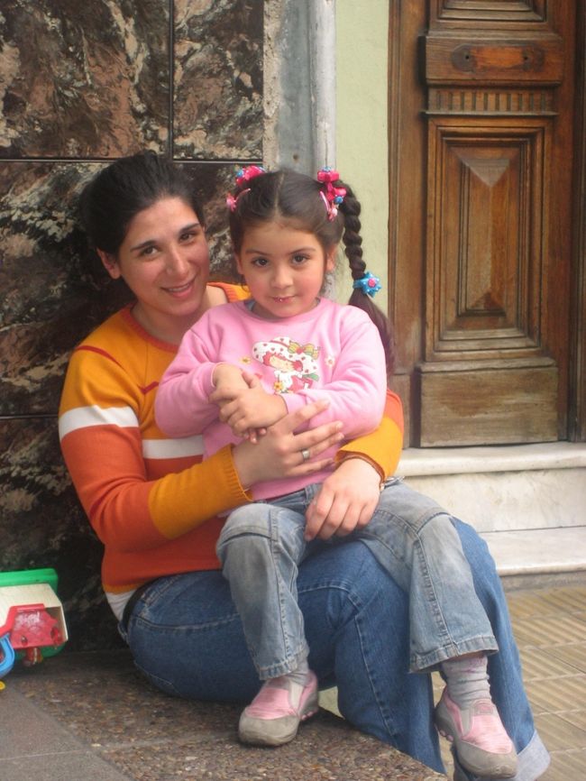 恥ずかしがる女の子。ママに促されてようやくカメラに笑顔の目線をくれました。