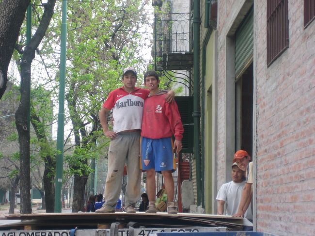 子供たちの写真を撮っていると、「僕らも撮ってー！」と、ポーズをとる少年たち。<br /><br />人懐こい気質が、貧しいけれどもカラフルな町並みに良く似合う。