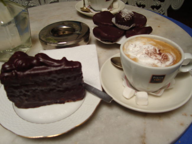 むちゃむちゃまずかったカフェ。ガイドブックを鵜呑みにすると大変なことになるんだなぁ。この旅で唯一食べ残した店…まずーーーっっい！