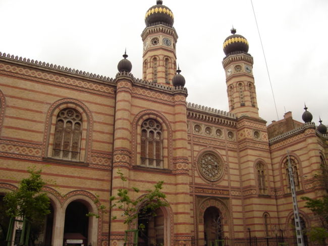 電車でしばし揺られてまたまたブダペストに戻って今度はシナゴクの見学です。シナゴクの中に入るのは初めて！どきどき