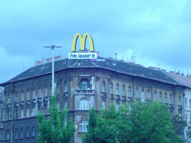 世界で一番綺麗らしいマックが遠くに見えます！でも今日のお昼ご飯はちょいとおしゃれなお店…昨日から気になっていたので店を探します…