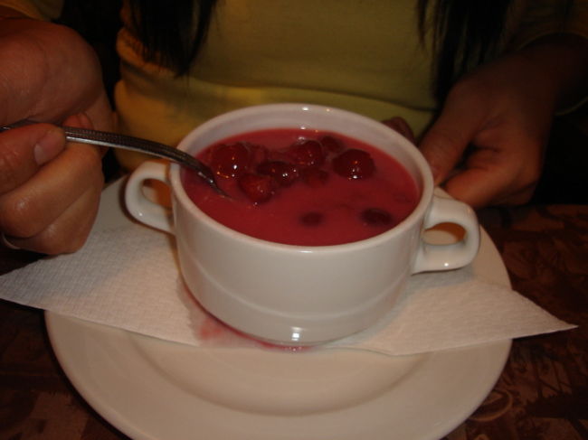 まずはチェリースープ！おいしーーーー<br />プラハのイチゴスープを思い出すなぁ…