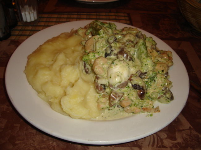 これがピカイチの一品。<br />マッシュポテトにチキンとマッシュルームのガーリックソースをのっけてるの！うまいっ