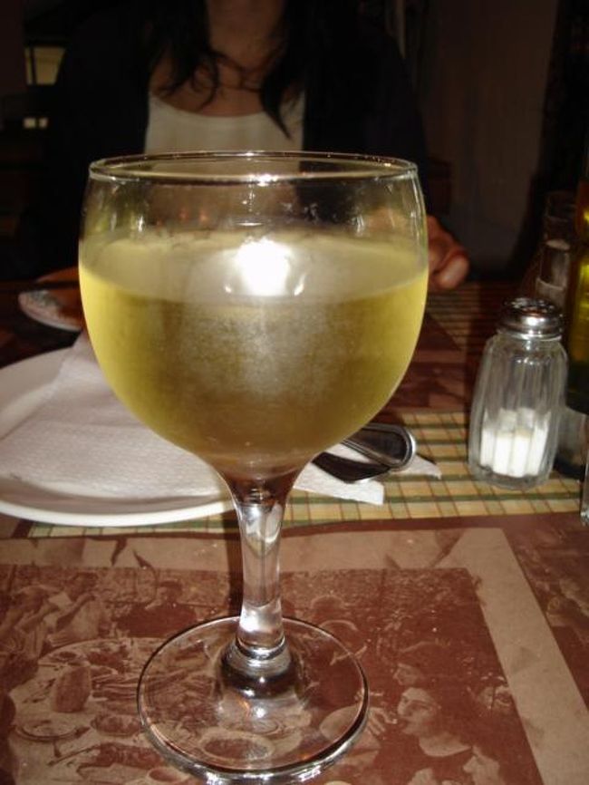 〆はグラスで貴腐ワインをいただきました。甘くて飲みやすい。これは日本に持って帰りたい味だねぇ。