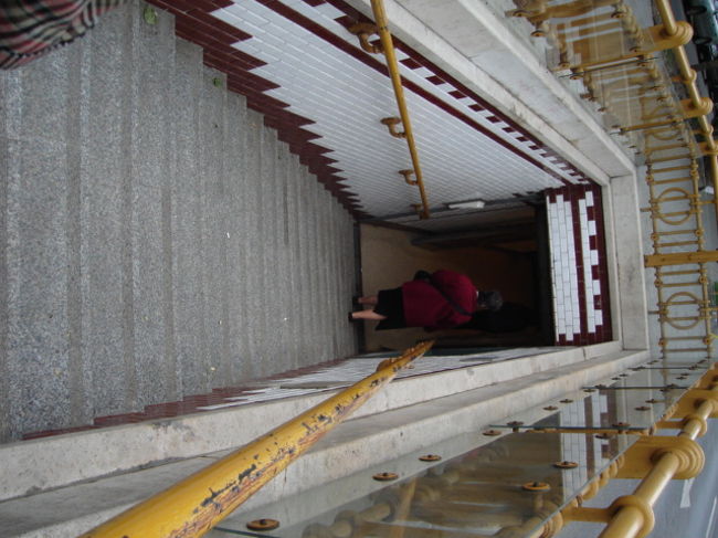 地下鉄の入り口（笑）手前が道路で写真で見られる一番下がもう地下鉄のホームのレベルです。すっごく浅いでしょ？